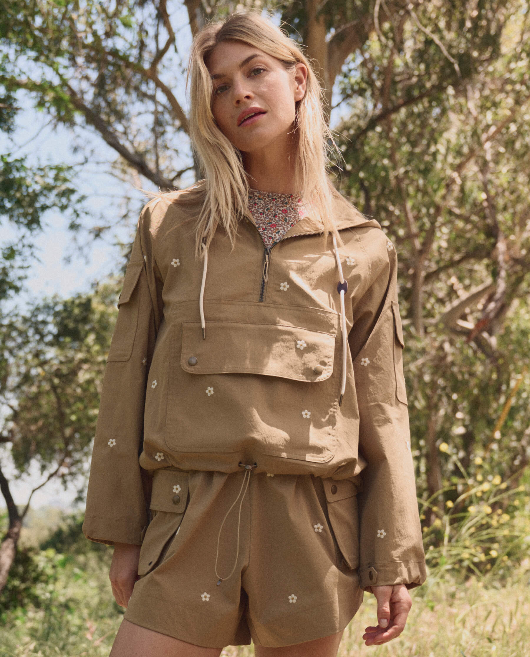The Embroidered Cargo Short. -- Khaki With Cream Daisies - Image 4