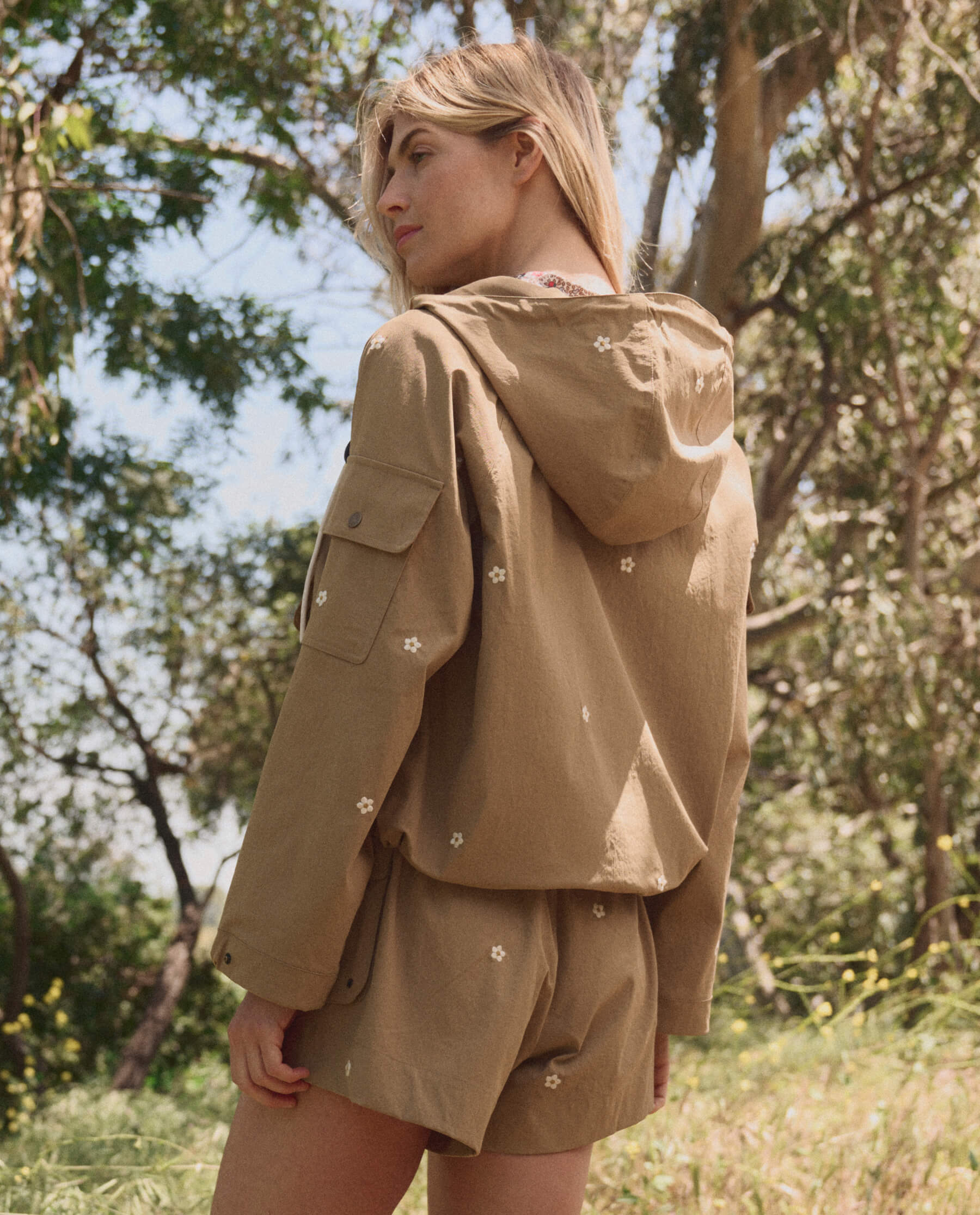 The Embroidered Cargo Short. -- Khaki With Cream Daisies - Image 5