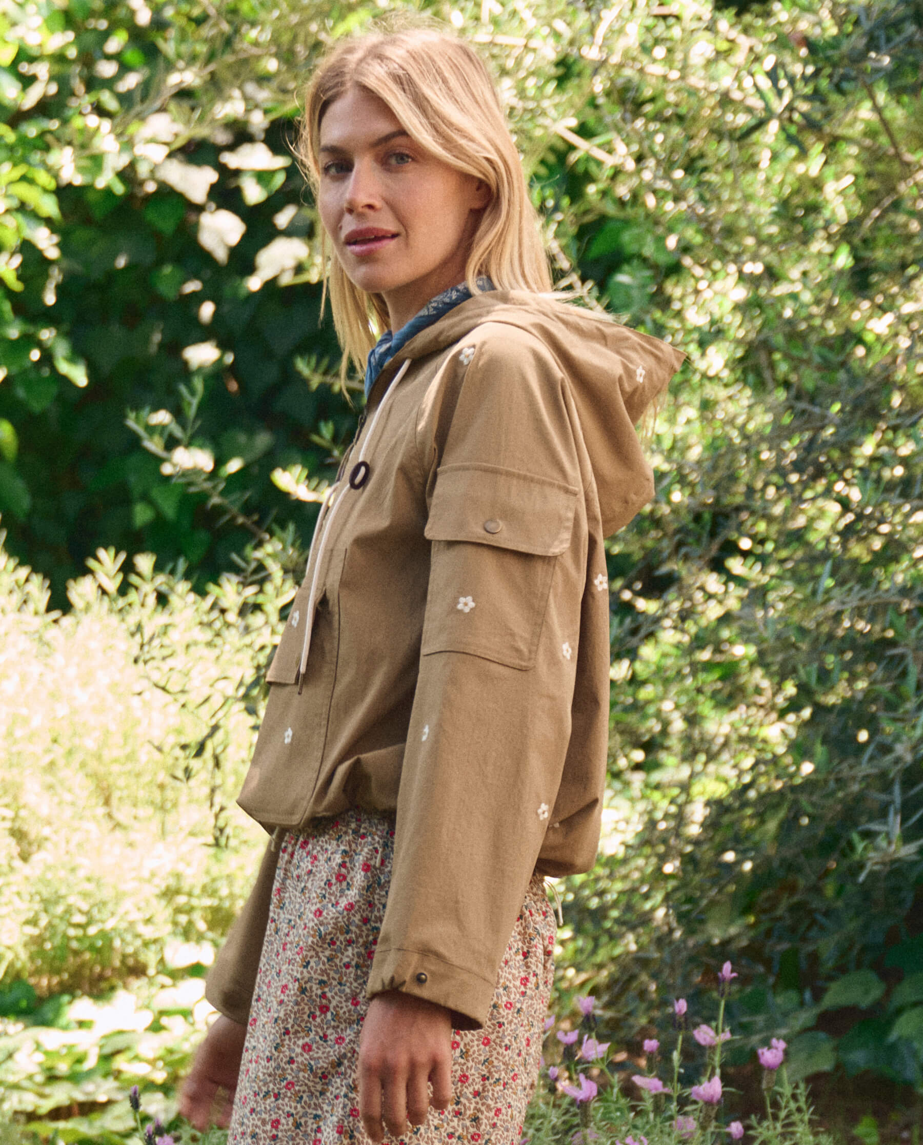 The Embroidered Cropped Trailhead Pullover. -- Khaki With Cream Daisies - Image 4