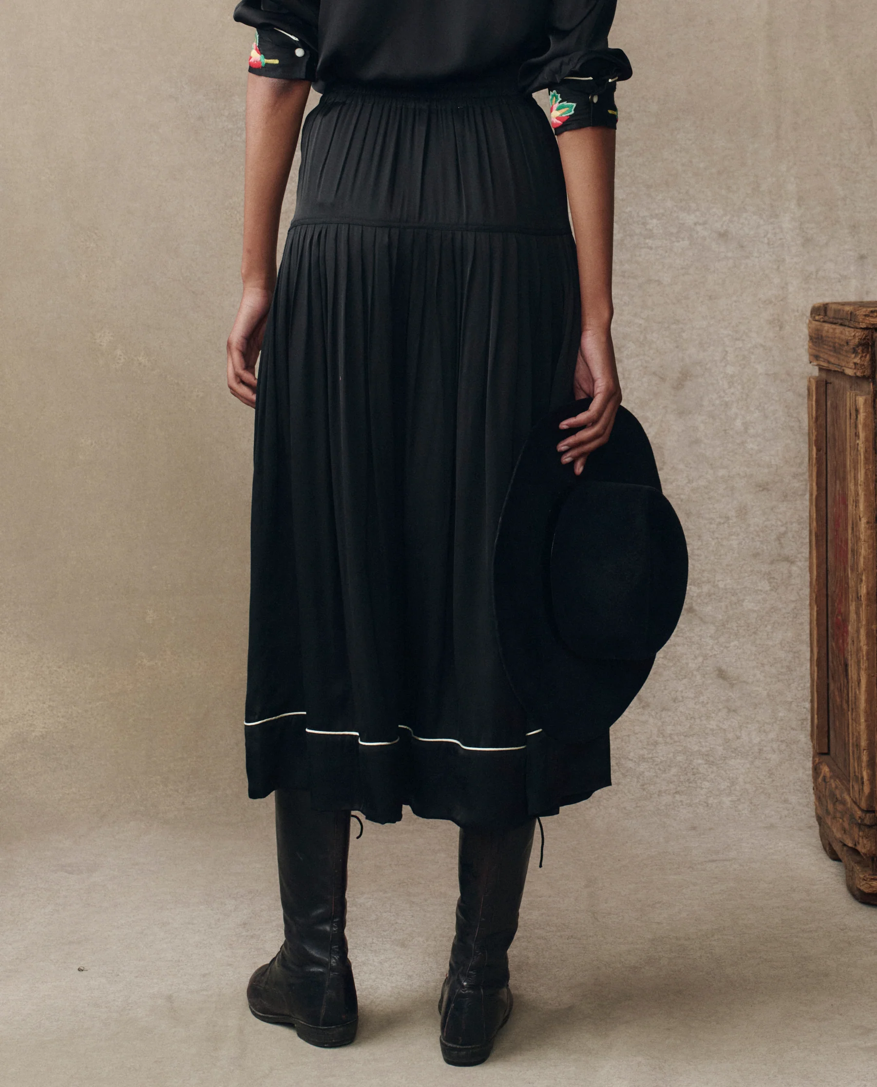The Heirloom Rose Highland Skirt. -- Black - Image 2