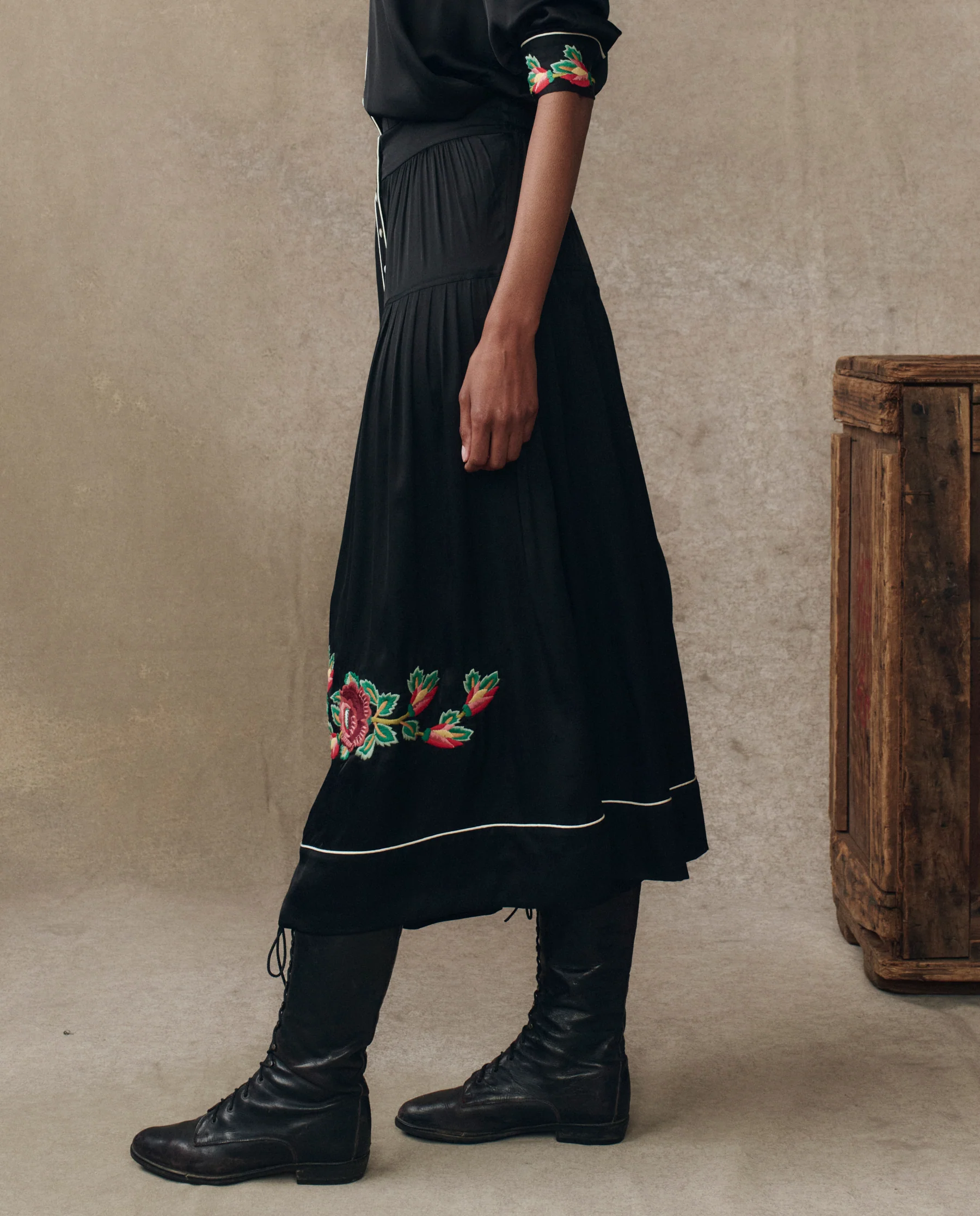 The Heirloom Rose Highland Skirt. -- Black - Image 3