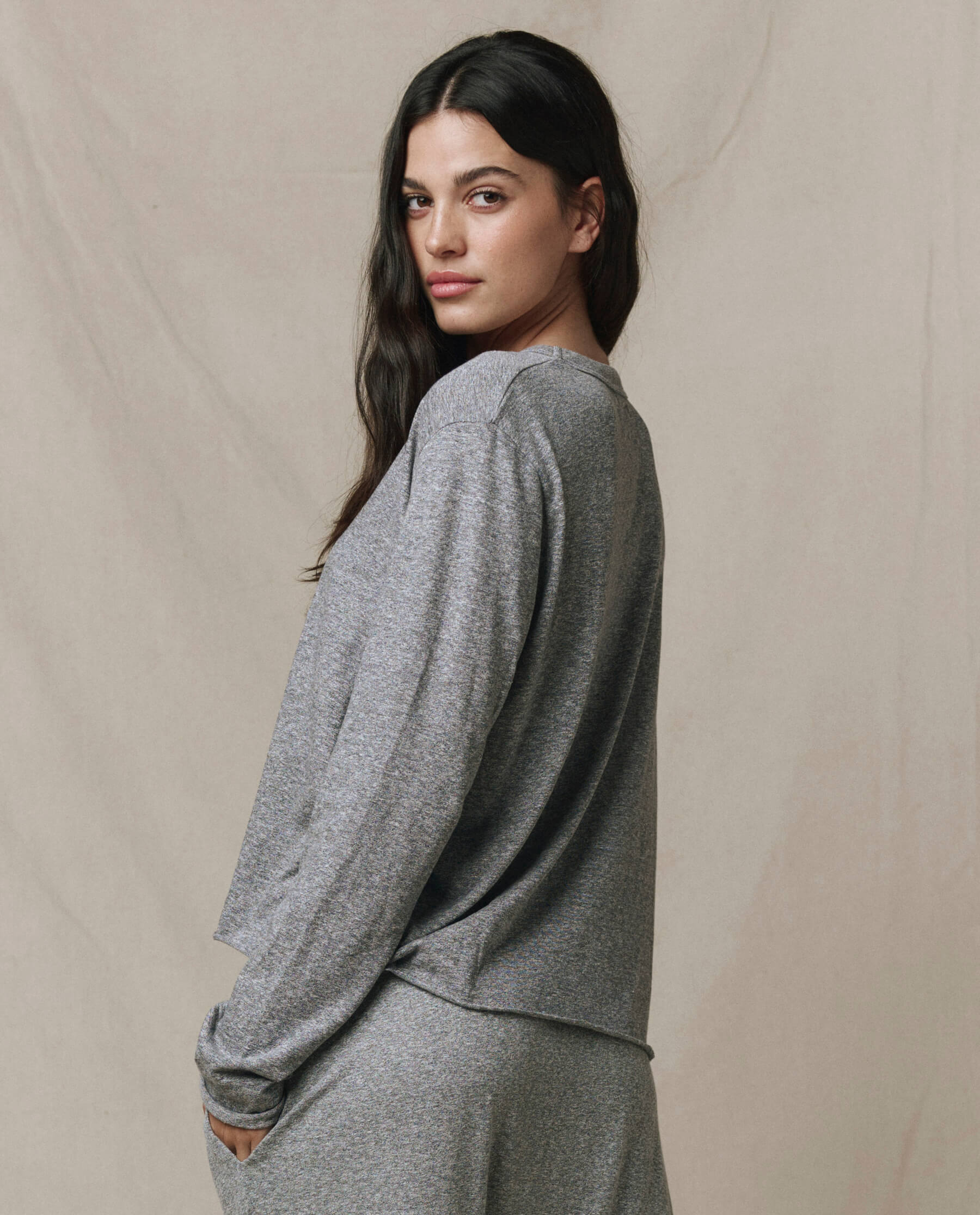 The Long Sleeve Crop Tee. -- Heather Grey - Image 4